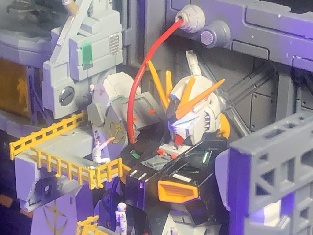 斜め上からのショット。何となくそれっぽくなっている気がしますが……(gundam-kao5)