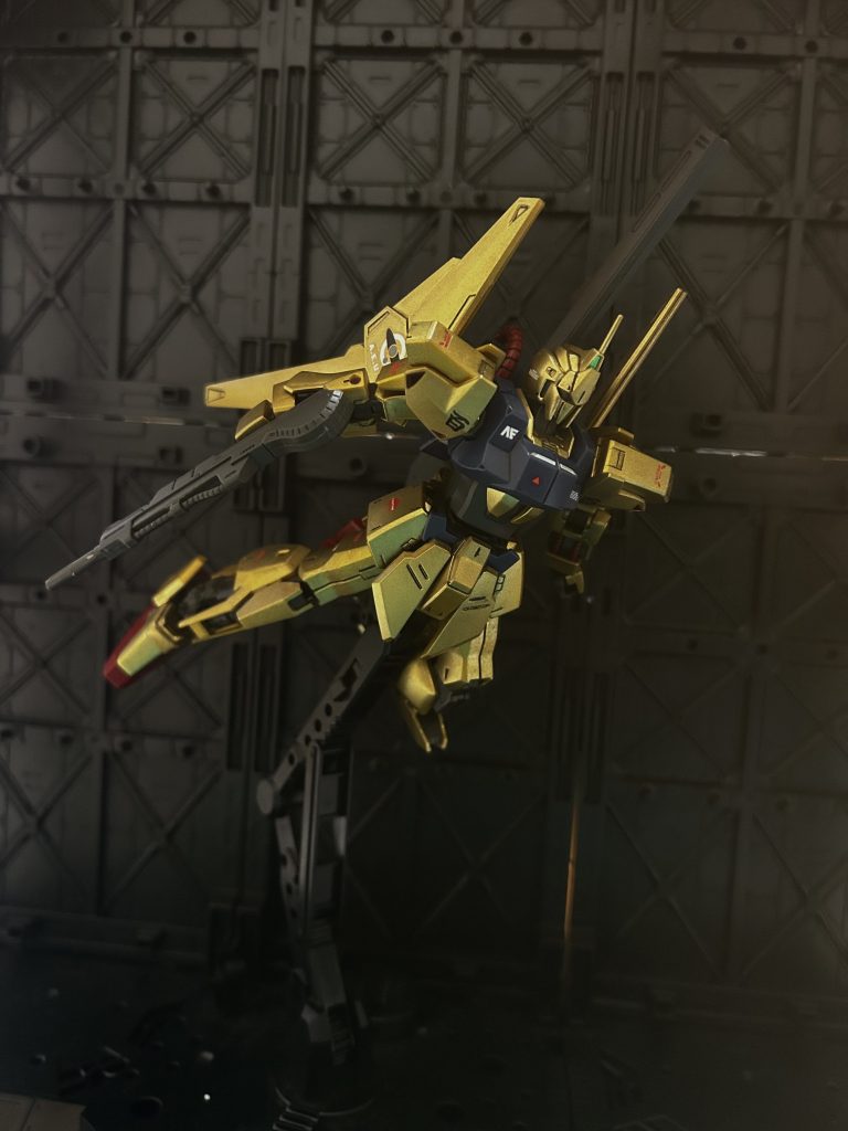 最後の1枚です。立たすのもいいんですが浮かせてると本当に劇中のようで渋いですね。今回はスプレーと1部マーカーで初挑戦してみましたが想像以上にカッコよく仕上がりました。ひと手間加えるだけでこんなにも味が出るなんてプラモデルは奥が深いなあとしみじみ感じました今回も最後までご覧頂きありがとうございました。気に入っていただいた方は次回もよろしくお願いします〜!