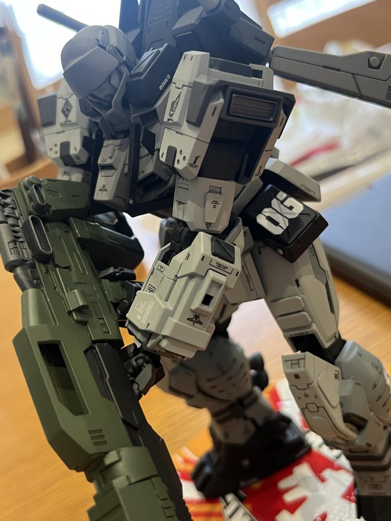 盛田ライフルのようなものを作って初めて気がついたのですがガンプラの場合、ライフルを抱え込むような持ち方が基本できないのでほとんどのライフル銃は銃の末端にトリガーが付いている構造だったのですね気がついたのがもう完成間近だったので銃構えがうまくできずに途方に暮れました。 もっと知りたいですか？