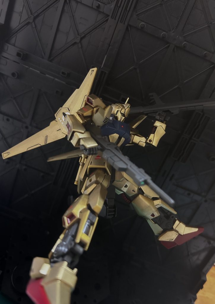 ハマーンとシロッコとの最終決戦イメージのポージングです。ここで流れるモビルスーツが本当に好きでニヤニヤしながら見てました。ピーキーな性能をクワトロの腕前でカバーすることで2対1でも戦闘が成り立つシーン、本当にカッコイイですよね