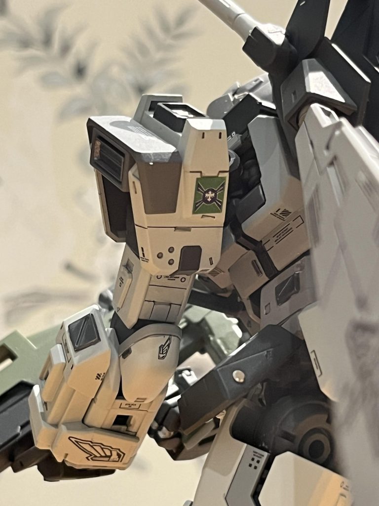 アクションベースに貼ったデカールは映画に出てた軍旗をパソコンで作りましたこんなデカいデカール貼ったのはじめて他にも機動歩兵章や隊章、歩兵隊マークとかも作りました