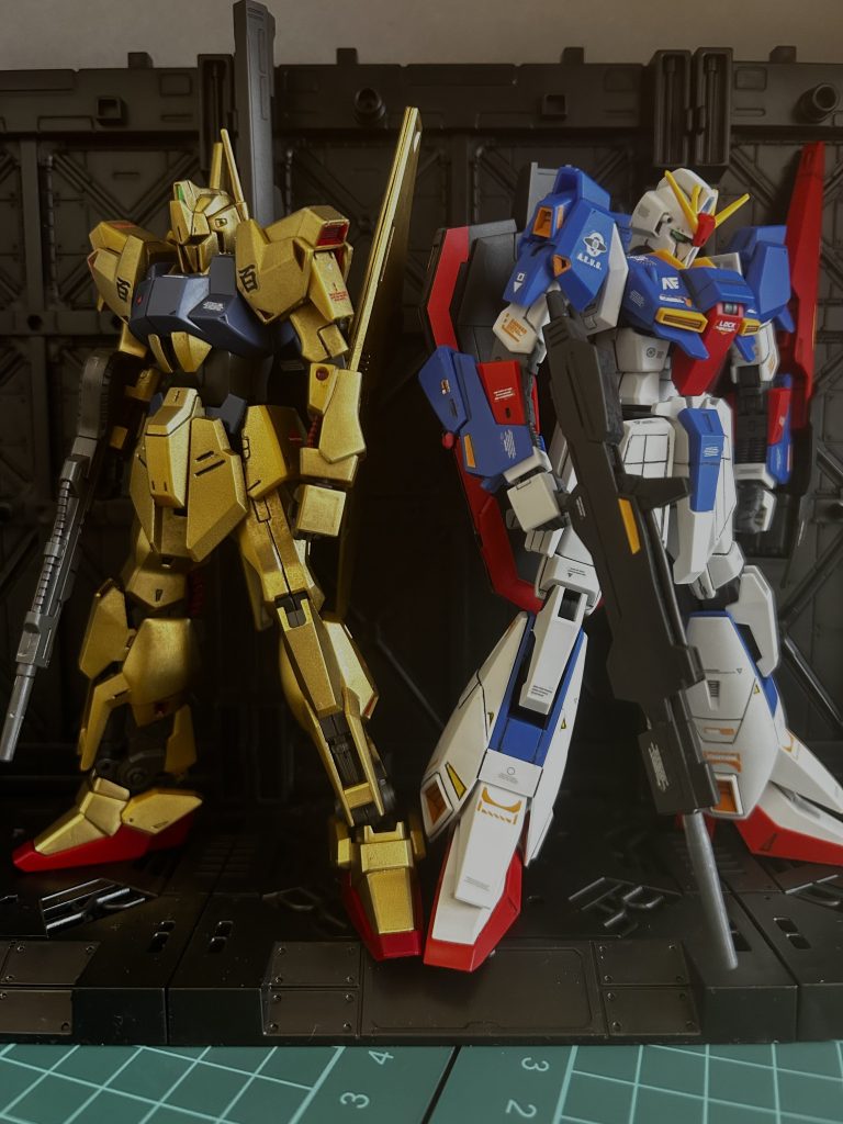 前回制作したZガンダムともパシャリ。この2機が並ぶとやっぱりグリプス戦役の雰囲気を感じれますね。今回は敢えてデカールを少なく最小限に抑えてZガンダムとの対比をしてみました。Zもカッコイイんですが百式の金色を邪魔することなく、でも貼りたい気持ちもありつつと言った感じです笑