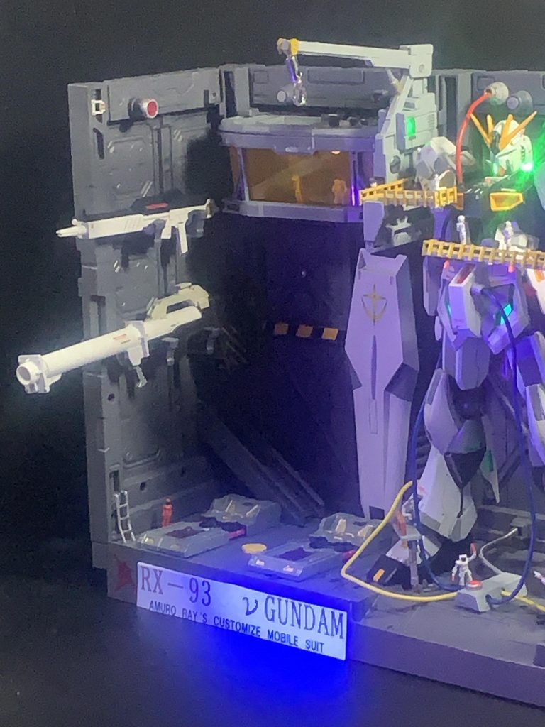 ビームライフルとバズーカ、そしてシールドはウエポンラックに収納しカタパルトで発進時に装備するという設定です。