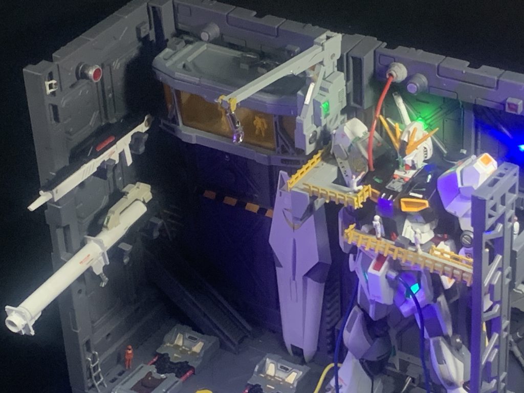 もう一枚斜め上からのショット。作業用クレーン内部にもLEDライトを仕込んでいます。