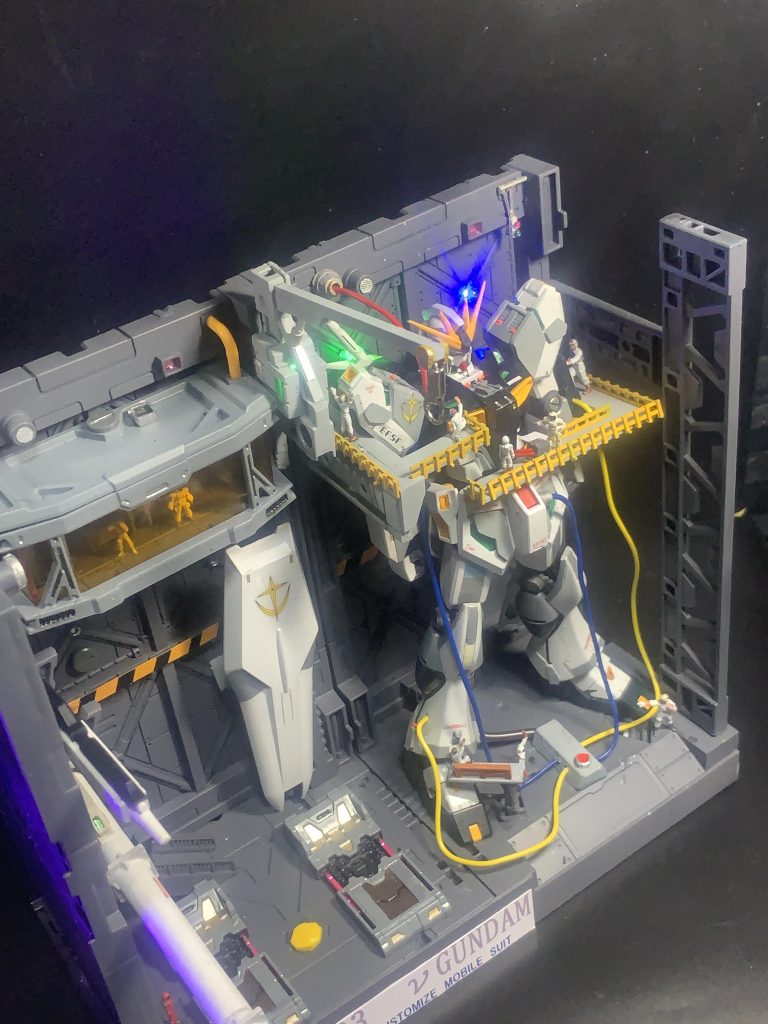 この角度からですと胸部や両肩に施したディテールがわかりやすいと思います。