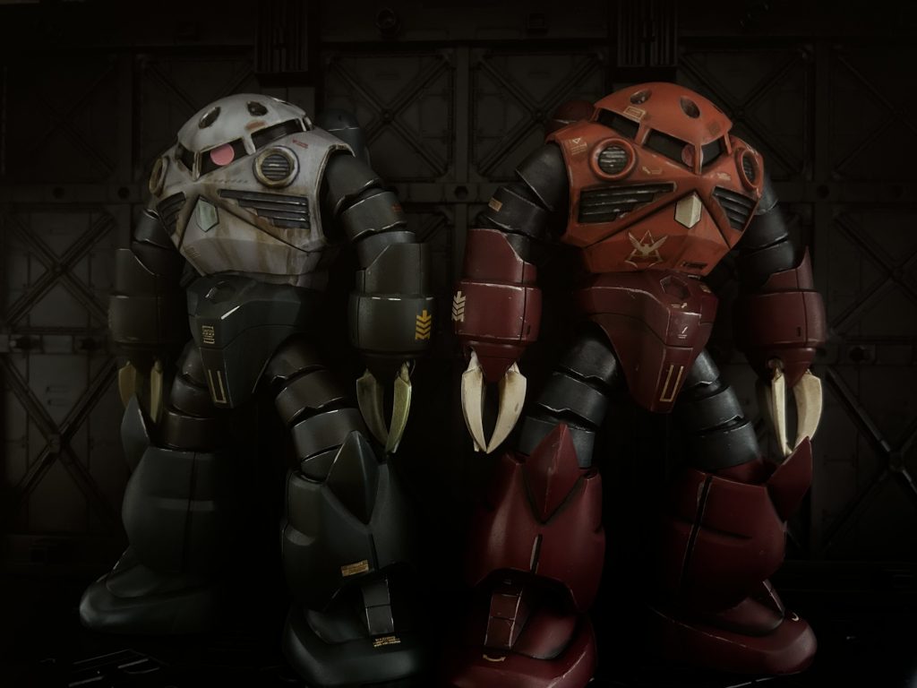 ラストは過去作で投稿したシャア専用ズゴックとパシャリこの2機が並ぶと一気にカッコよくなります。ジオン水泳部ぜひコンプしたいんですが、他の機体がなかなか高くて.....完成は遠そうです😭本体は700円ほどとお手軽な値段で手に入ったのであまり慎重には作っていませんでしたが笑、素組みにも関わらず、ダボ穴がカットされており分解されやすかったりと他の人の形跡が分解時に垣間見れてなんだか面白かったですみなさんも中古ガンプラの改造お試しあれ・・今回も最後までご覧頂きありがとうございました。気にいってくれた方いらっしゃったら嬉しいです〜フォロー・コメント・いいねお待ちしてます^^次の投稿もよろしくお願いします！！