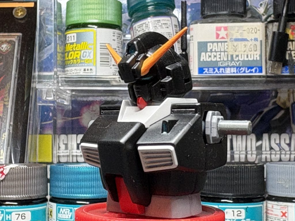 オリジナルで色を追加した所以外は設定画を準拠として塗装しています。オレンジ色が上手く作れた時は気持ちよかったですね(？)。センサー類もグリーンでは無くブルーグリーンぽいなと感じたので青竹色で塗ってます。