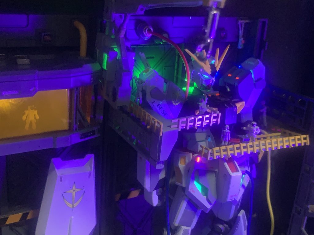 暗くしてLEDライト点灯とUVライト照射にて演出してみました。何か不気味さを感じますね……(gundam-kao9)