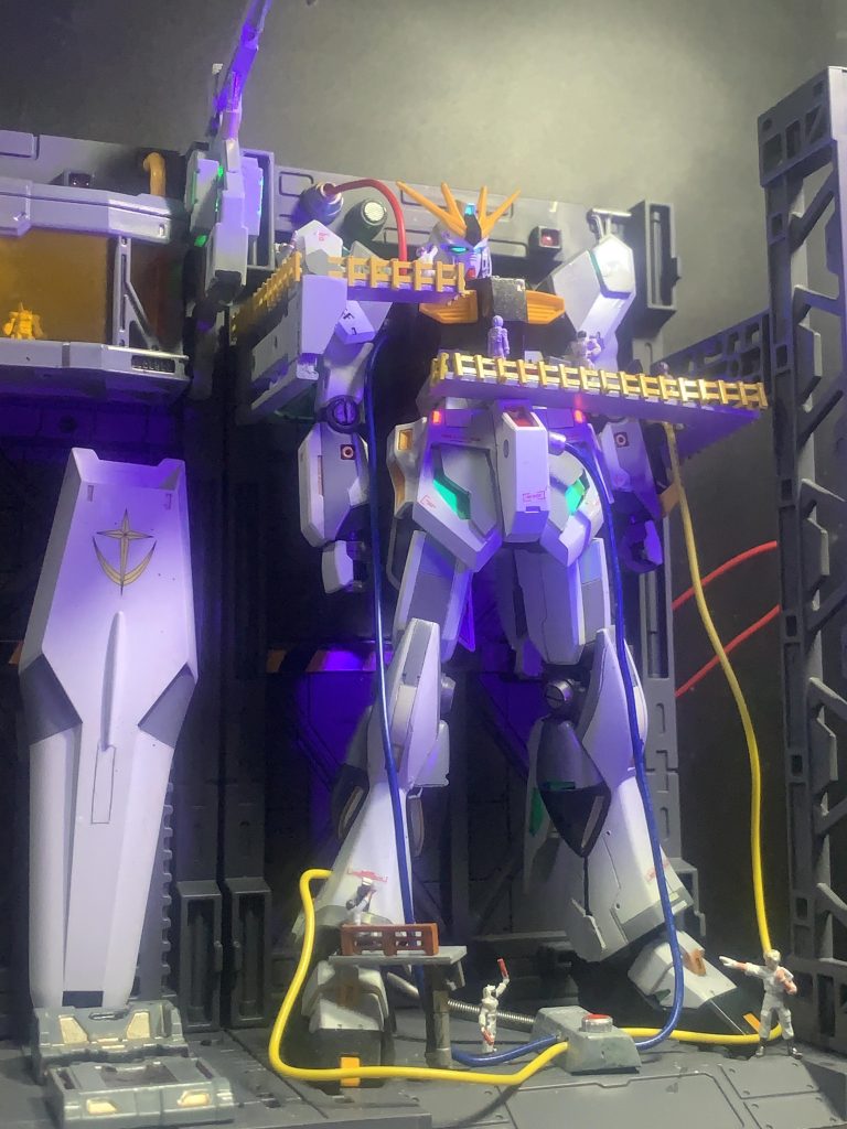 下からのショット。モビルスーツの大きさを表現しています。(zaku-kao4)