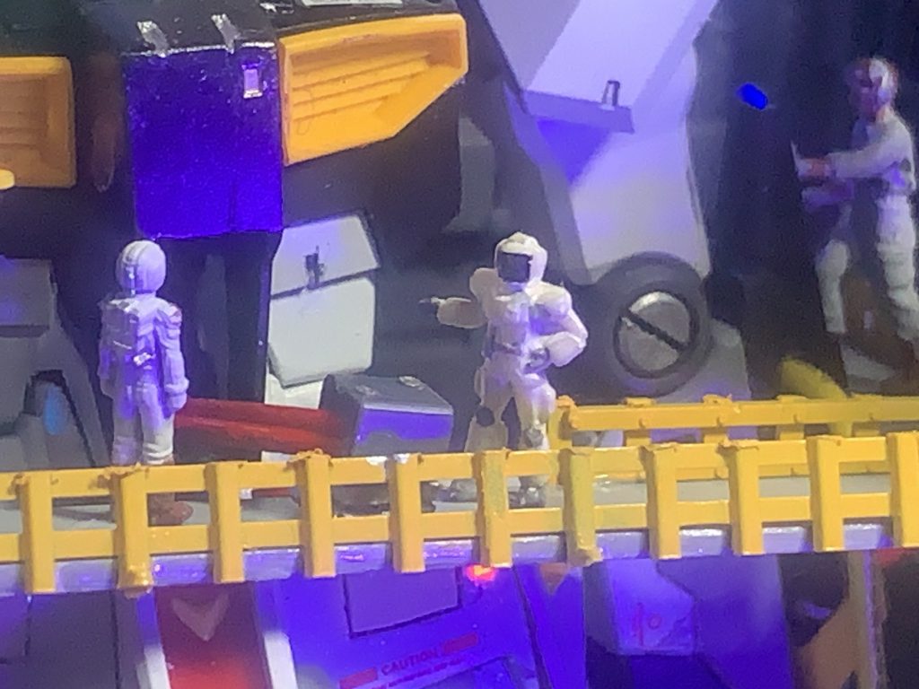 アムロと整備士の会話風景を演出してみました。アムロっぽくする為に一応ヘルメットのバイザーはオレンジ色に塗装しているのですが後ろ向きですのでほとんど見えません。(gundam-kao5)