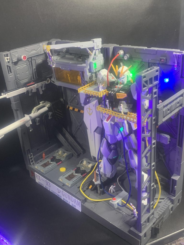 格納庫は各所LEDライトにて電飾化しています。νガンダムの目やサイコフレーム部は蛍光塗装を施しUVライトを当てています。