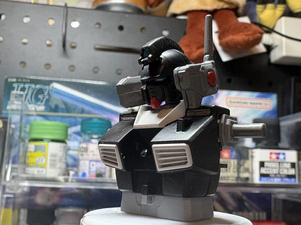 今回初めて首の延長加工をしました。というもの、バルカンポッドが干渉して真っ直ぐに顔をした状態で顎を引くことができず不格好になってしまったのでチャレンジしました。1.5mm程延長した結果無事に問題解決をしてプロポーションにも違和感なく延長工作が出来ました。