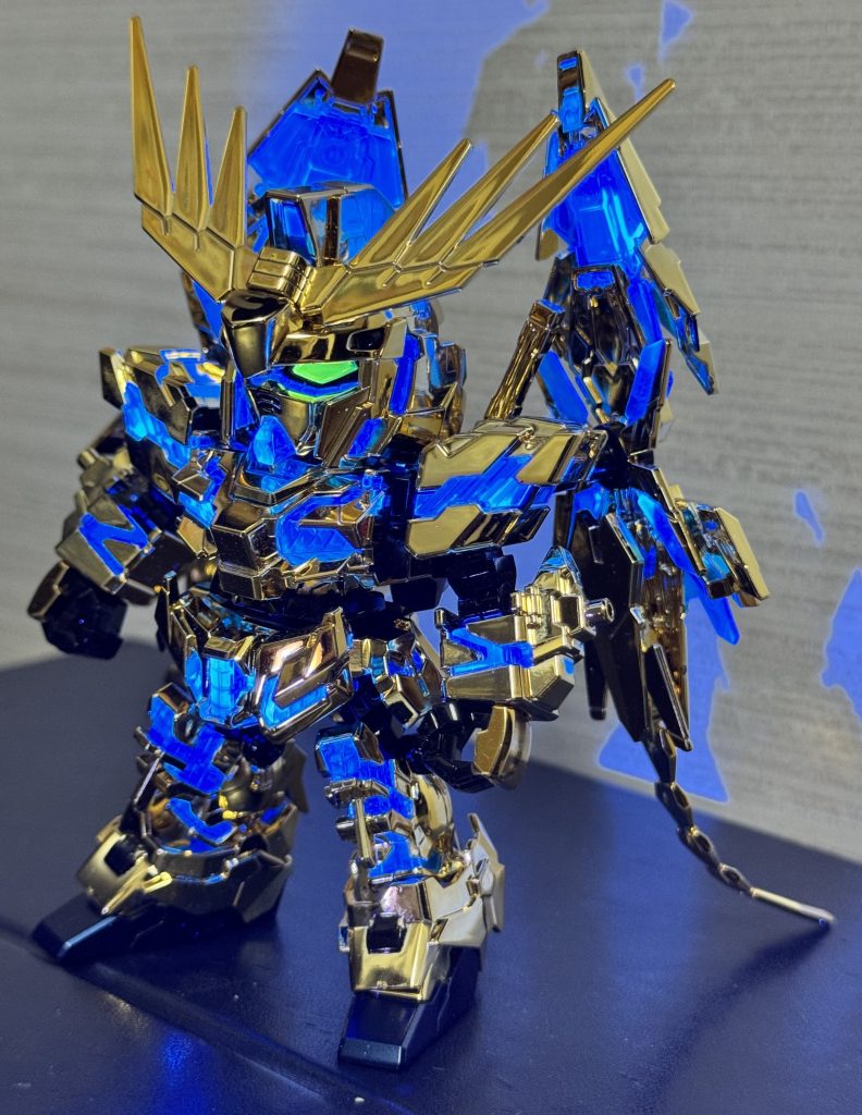 メッキの上からマスキングし、いつもの蛍光塗料を細かい箇所にも塗ったので、綺麗に光ってくれました。調子に乗ってツインアイまでメッキ加工してもらった影響が出たのか、上から塗った蛍光イエローが何故か緑に光ってますね…ちなみにゲート跡はお馴染みのフィニッシュシートを貼ってます。本当にゲート跡部分だけにしか貼ってないんですが、殆ど目立たなくなりましたね！