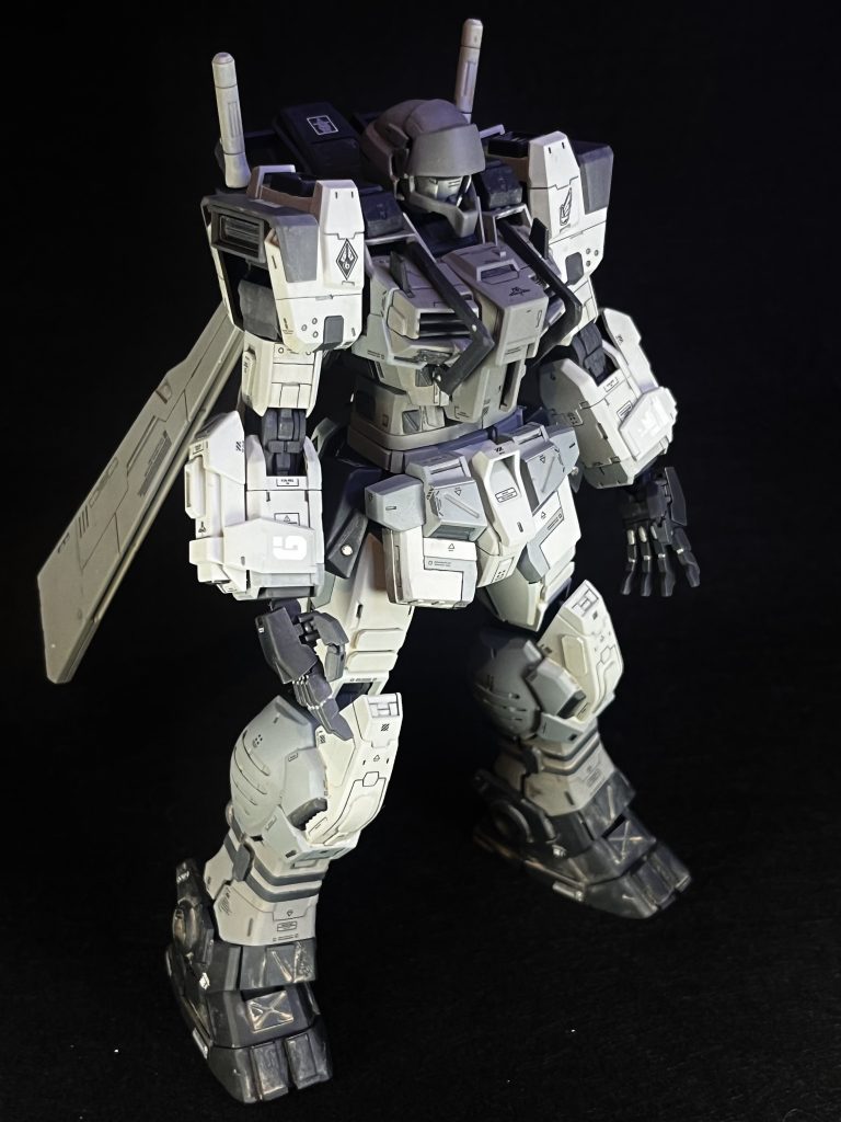 MGガンダムストームブリンガーF.Aはガンダムかジムのどちらかを選んで換装できるのですが、どうせならってことでガンダムヘッドに無理やりジムヘッドをカバーみたいにつけてみました。ヘルメットを被ったガンダムっぽくなりました もっと知りたいですか？