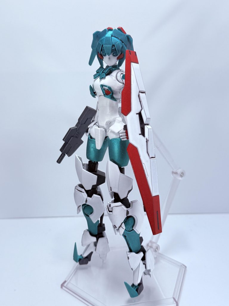 メイの部分は頭部だけで後は、モビルドールサラと鉄血のオルトリンデが基本となってます。