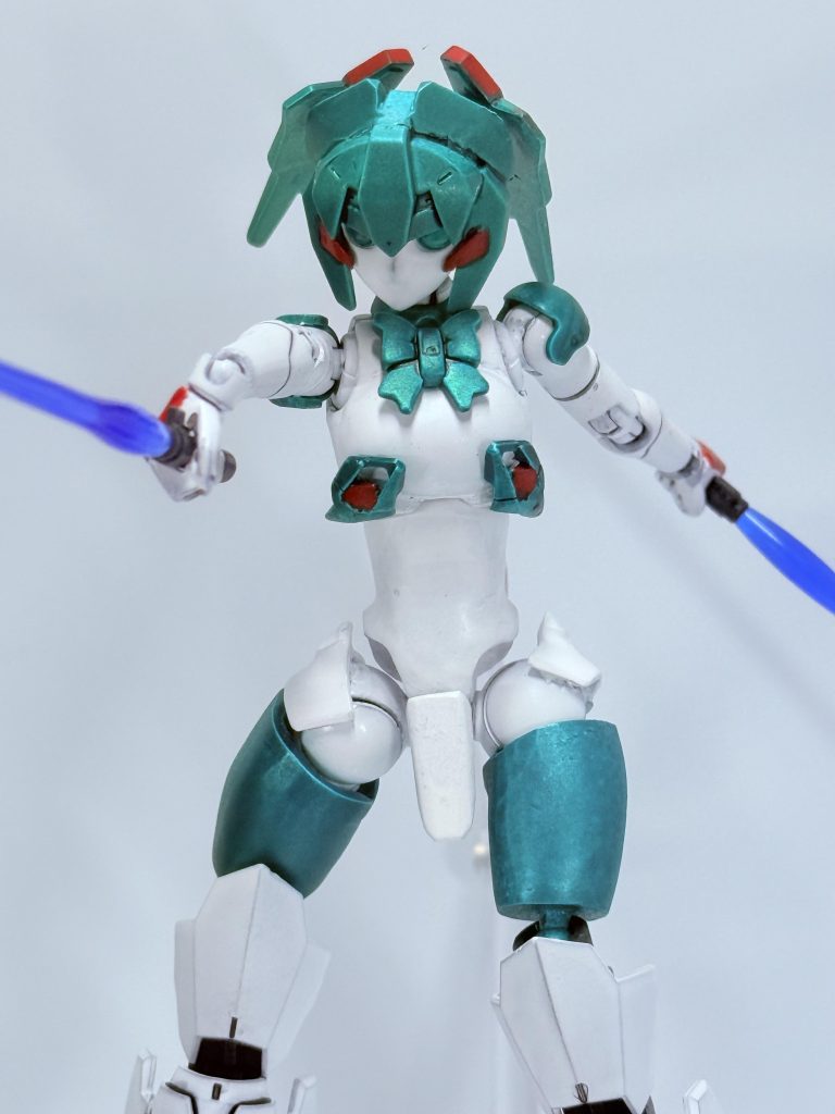 手首にボールジョイントを追加したことで、かなり動きます。