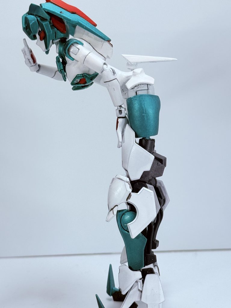 首にもボールジョイントを追加。意外にも支えてなしで自立できます。