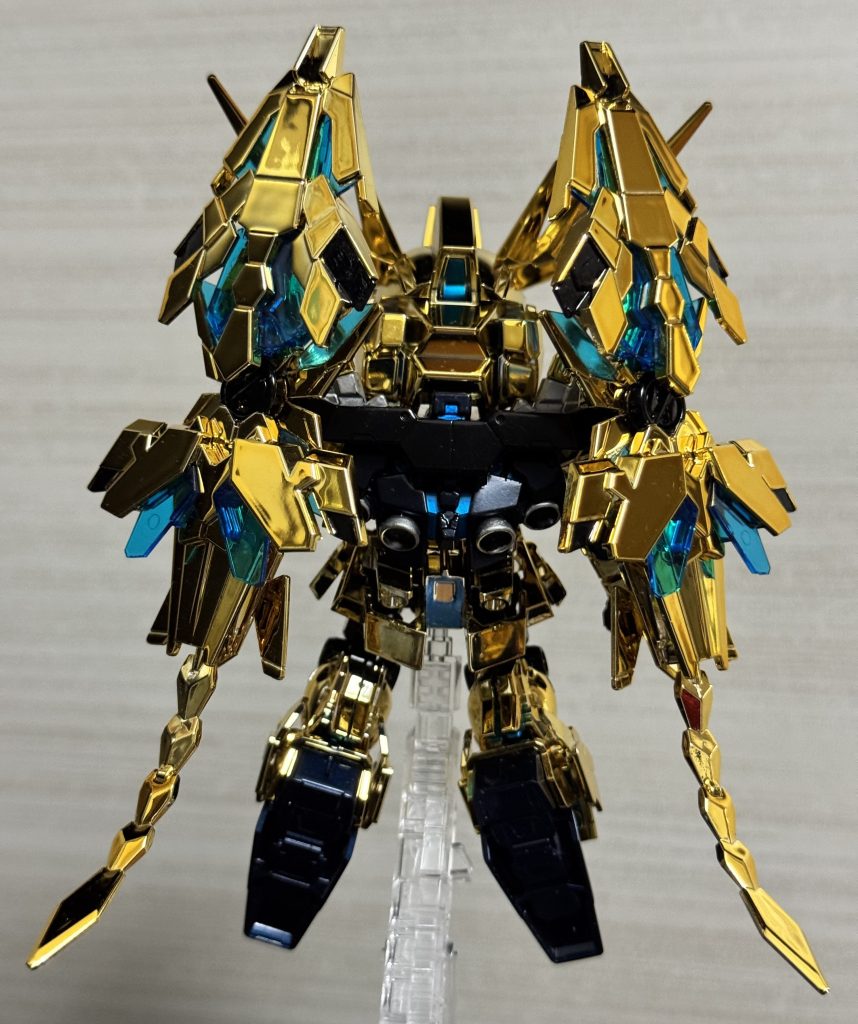 後ろもバッチリ！シールドのクリア部分は、一度メッキを剥がしてから蛍光塗料クリアで塗装。