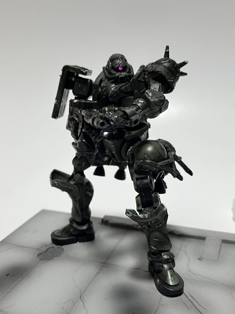 はんだごてで装甲を溶かしてクロームシルバーで塗ると装甲がビーム兵器で溶けたような仕上がりになります