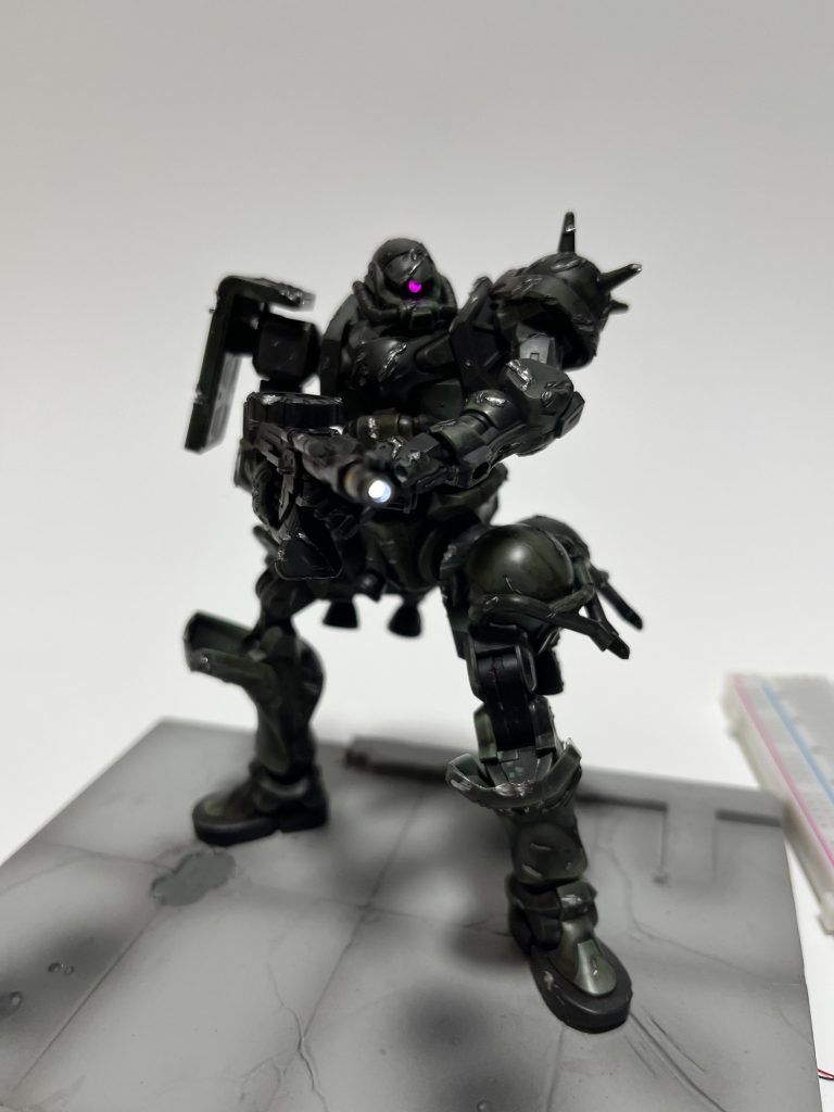 モノアイとザクマシンガンを電飾しています