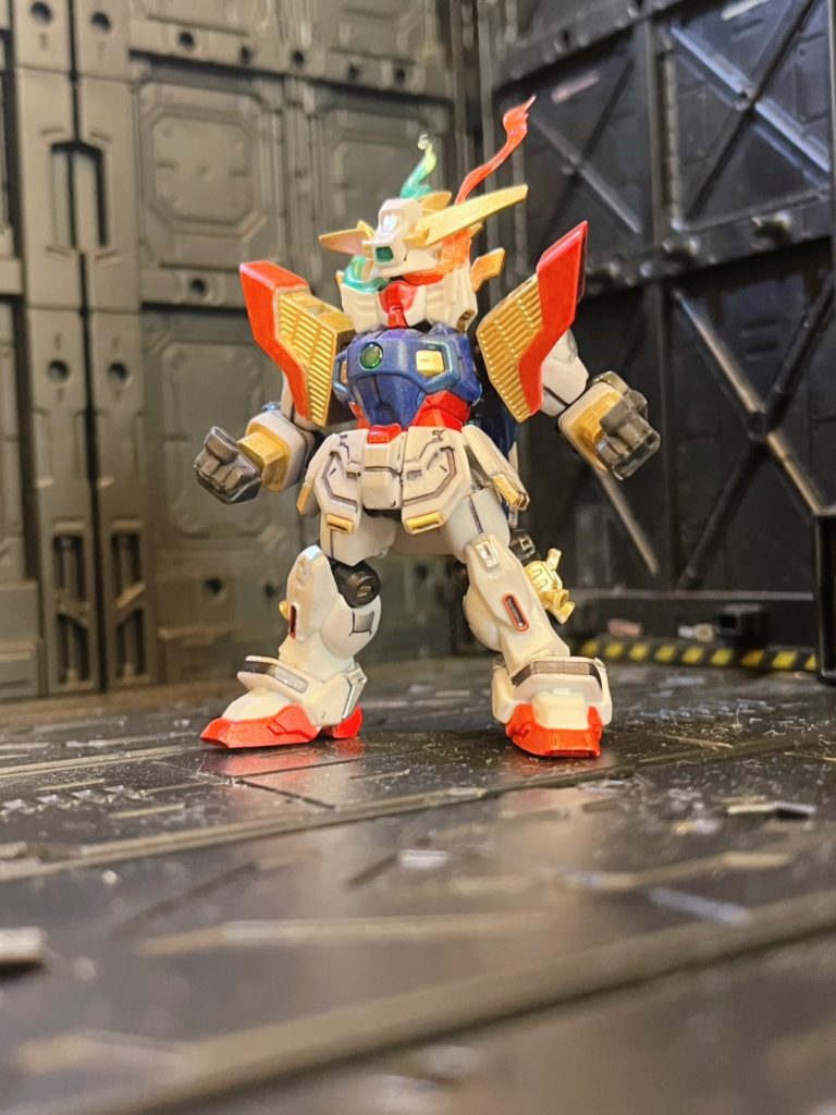 マスターモード新型熱核融合炉と東洋の気が合わさることで発生するEMP粒子を全面解放し、機体性能を最大まで高めることができる。その反面、多くの熱が発生するため放熱板を最大稼働させる必要がある。最大稼働させるために放熱板周辺の装甲を取り払う必要があるため防御力が極端に低下する。シャイニングガンダムとマスターガンダム、双方の戦闘データを使用することで真価を発揮する。シャイニングガンダムの戦闘データが多くなると両目が緑に、マスターガンダムの戦闘データが多くなると両目が赤になる。双方の戦闘データの使用量が安定領域に達すると真のマスターモードとなり理論上無限の力を発揮することができる。