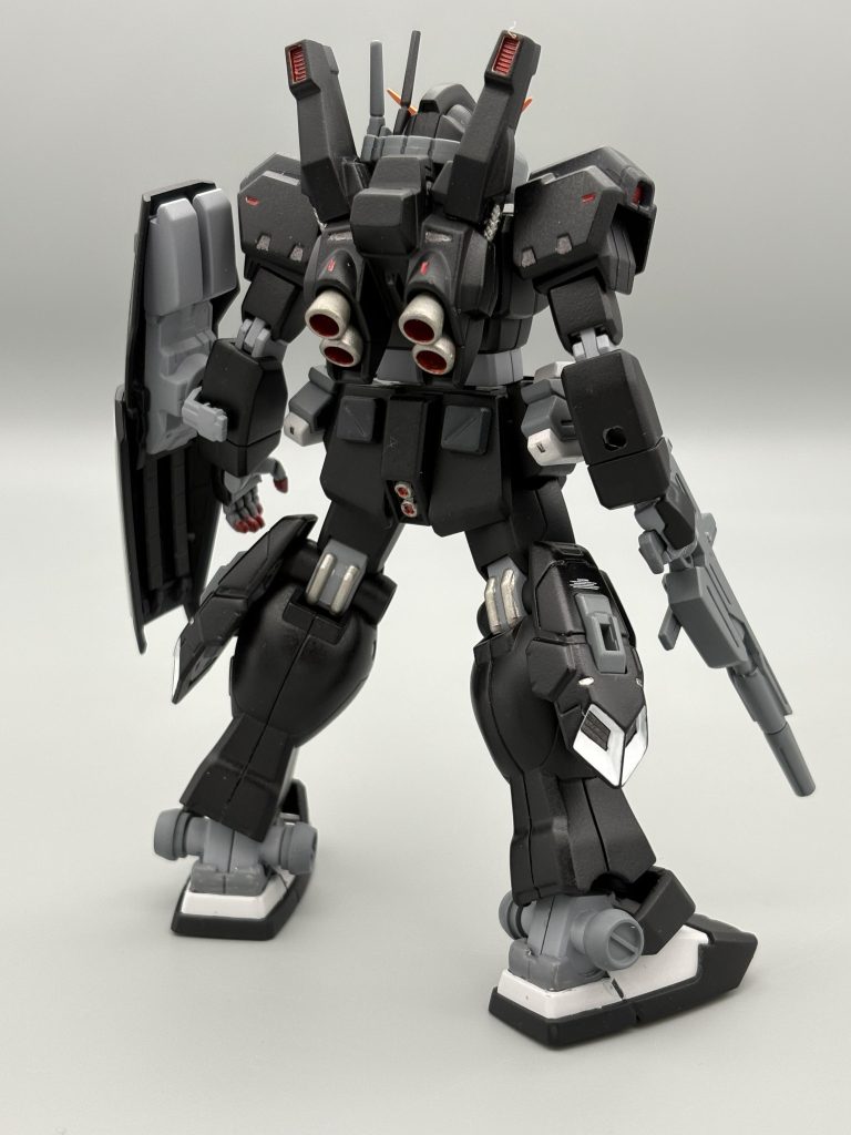 後ろ。各部スラスターは設定だとホワイトでしたが、個人的な好みで脚部以外はシルバー+レッドにしています。関節のグレーは白すぎたかなとも思いましたが、組み上げて見るとなかなかいい感じになって良かったです。