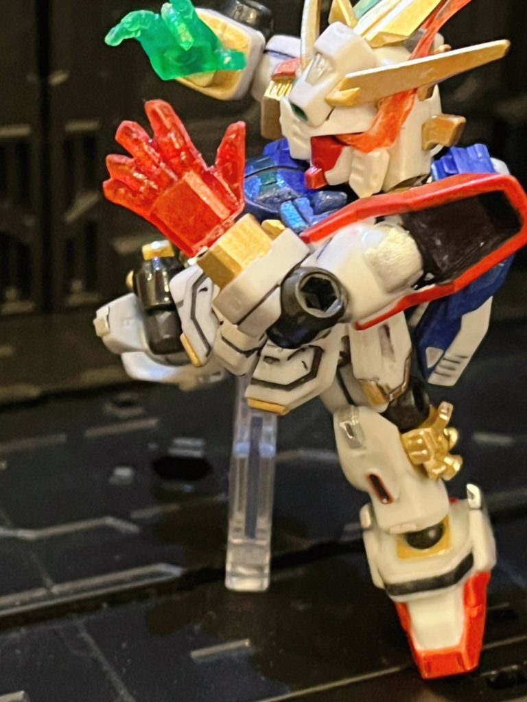 残されたマスターガンダムの腕部フレームと戦闘データを取り込み、機体は“シャイニング”でありながら、その内側に“マスター”の思想を宿す存在へと変貌した。