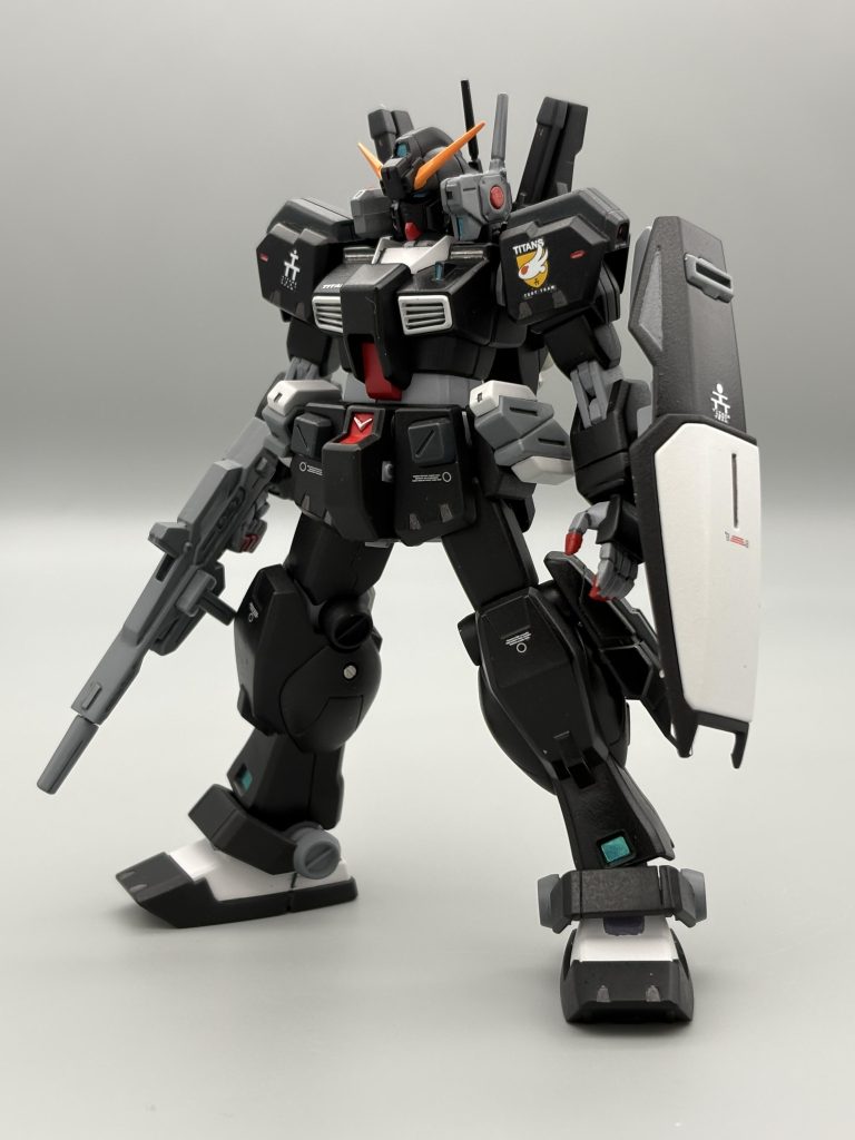 正面から。ブラックヘアーズカラーにしたかったので全身ブラックです。ただ、ブラック一辺倒だと味気ない感じがしたので、肩と腰の1部をジャーマングレーに、1部のモールドは焼鉄色やシルバー、レッドで塗り分けるなどして色の情報量を増やしています。