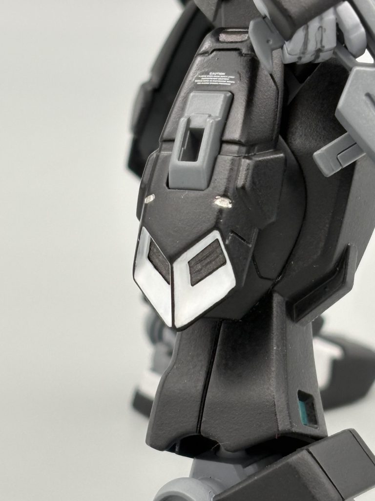 白色の塗装が難関でしたが、綺麗に塗れて良かったです。特に脚部のスラスターは筆塗りながら満足のいく完成度になりました。