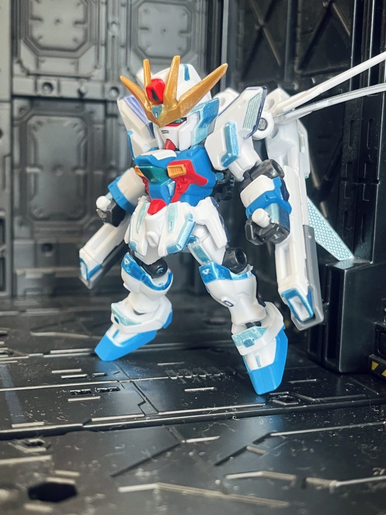 新しい名前は…ガンダムX ̂読み方はフルエックス！右上の記号　 ̂ をサーカムフレックスって言うらしいのでそこからフレックスをもらってフルエックスです。ちなみに僕の得意教科の音楽ではこの記号を山形アクセント（強調という意味だったかな）というらしいので強化型にもぴったりです。