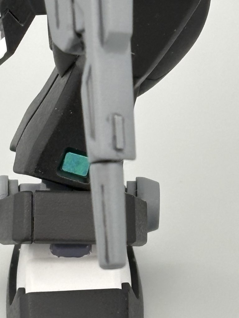 ライフルの合わせ目消しをした際にモールドを削ったのでプラ板にて追加してます。