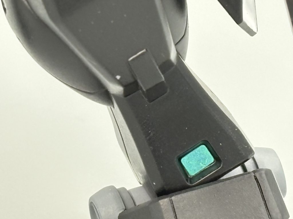 センサー類はシールがあった所はその上から塗っています。メタリックなのもあってキラキラしていい感じです。