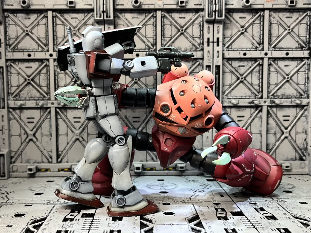 作ったばかりのジムに穴を開けたくなかったので、ジャンクパーツのズゴックの腕だけ入手して、分割してジムのお腹と背中の形状に整形して両面テープで貼り付けています。リアルだと、こんなふうにならないとは思いますが、まあ雰囲気ということで😅