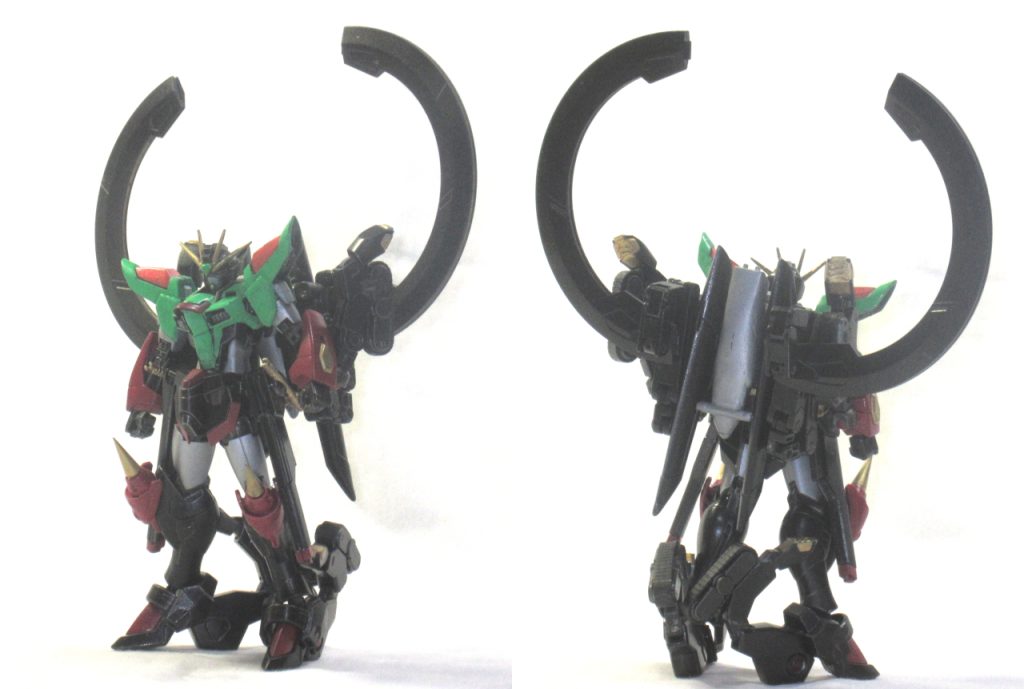 頭頂高：17.80m　重量：74.90t　STTS-909ライジングフリーダムのバリエーション機。「キラ・ヤマトの技量がなければコンパス制式採用機として不相応な火力を持つ」ライジングフリーダムのコンセプトを見直し、MA-BBF75 400mm超高インパルス砲 シュトゥルムスヴァーハーと能動性空力弾性翼を廃した上で、バクゥ系列の無限軌道機構を搭載した陸戦格闘機として完成した。　その一方で補助推進機関としてヴォワチュール・リュミエールを採用しており、低下した機動性を補っている。これはZGMF-X20Aストライクフリーダムなどに採用された短距離能動加速用の近縁種ではなく、原型機から別系統に発展した「ネオ・ヴォワチュール・リュミエール（天羽雷）」に近いもので、緊急展開用ブースター兼対ビーム防御手段として搭載されている。　当初はアンドリュー・バルトフェルドの招聘を念頭に置いて設計されたが、バルトフェルド本人が（少なくともパイロットとしては）引退を表明して固辞して機体の所属が宙に浮いたため、地球連合系のコンパス第三部隊が受領を狙っている。&nbsp;　というわけでHGCEライジングフリーダムガンダムをベースにバクウの四肢とスターゲイザーのVLユニットを組み込みました。ボールデンアームアームズとガンプラバトルアームズを使用。