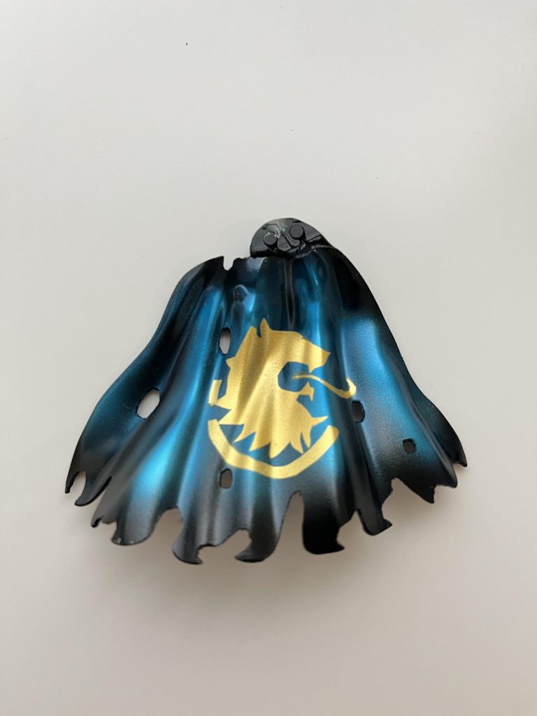 マントです30mmオプションパーツのマルチクロスを加工しましたネオジウム磁石で着脱できますバンシィマークが浮いてる感あるけどまあ…妥協です