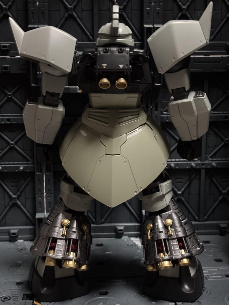 バックビュー試験用らしく内部フレーム露出