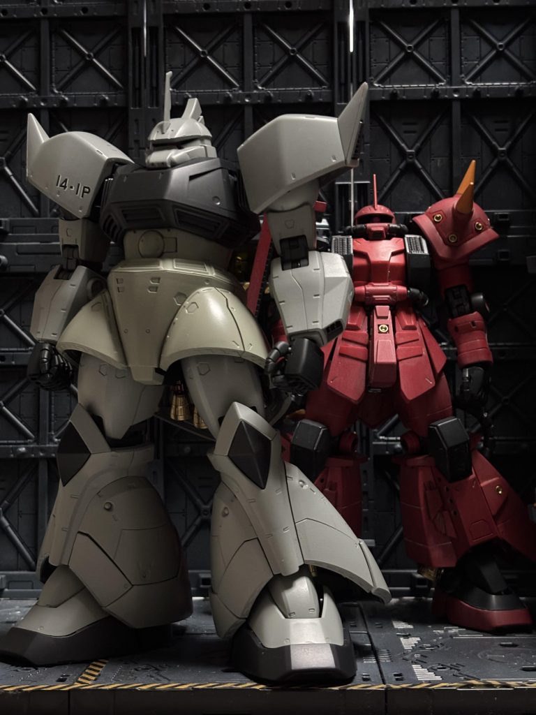 サイコ・ザクとツーショット股関節を2mm程前方へ移動したのでスタイルが良くなりました！