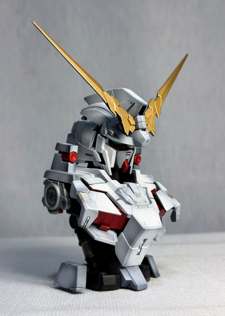 斜め写真です。キャンディー塗装をクリアパーツにしています。私が参加した展示会の商品として貰ったマーカーの発色や輝きが非常に良くバルカンと胸上部の端の部分の塗り分けに使用しています。