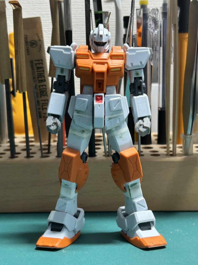 サフを吹く前の状態です。かなり脚を延長しているのがお分かりかと思います。肩幅もジョイント部を加工して詰めたことで、全体的にシュッとしたプロポーションが維持できたかと思います。