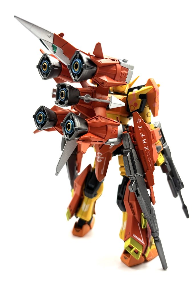 最初は付ける気が無かったのですが塗装したカラーリングにピッタリだったので採用したガンバレルストライカー。