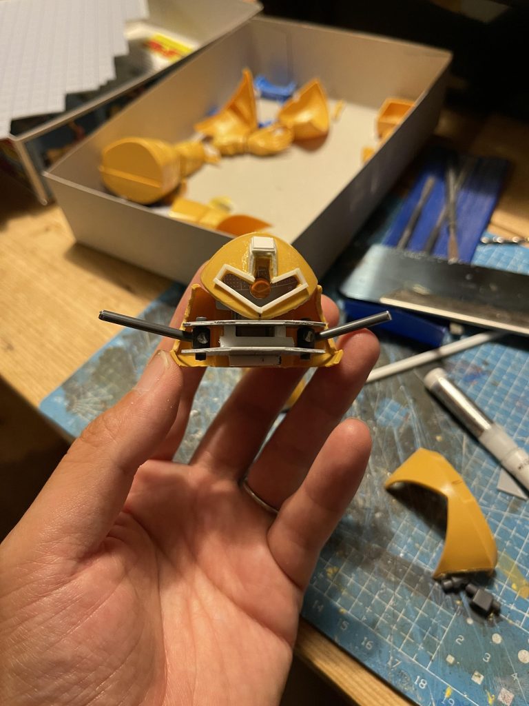 まずは頭部にカメラアイを仕込みます。以前作ったドムのようにネオジム磁石にクリアパーツを貼り付けています。肩関節も可動するように作成しました。