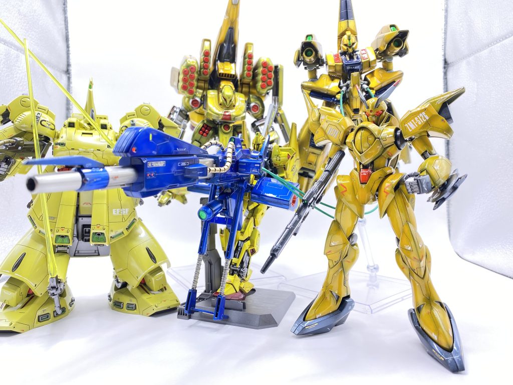 黄色い調色メタリック塗装のジオ君青金キャンディの百式君赤金キャンディのメタスちゃん青赤混合キャンディのズサ君白グラデキャンディのシャッコー君です