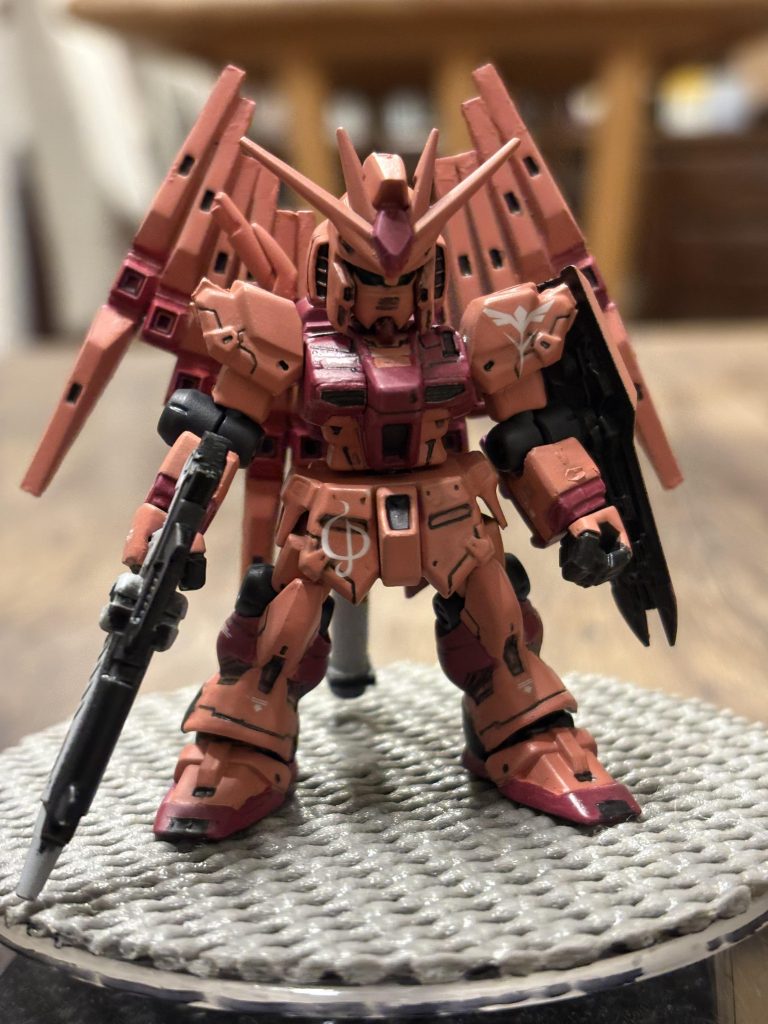 ダブルフィンファンネル仕様です。量産型ニューガンダムのフィンファンネルをばらし、再接着して塗装しております。