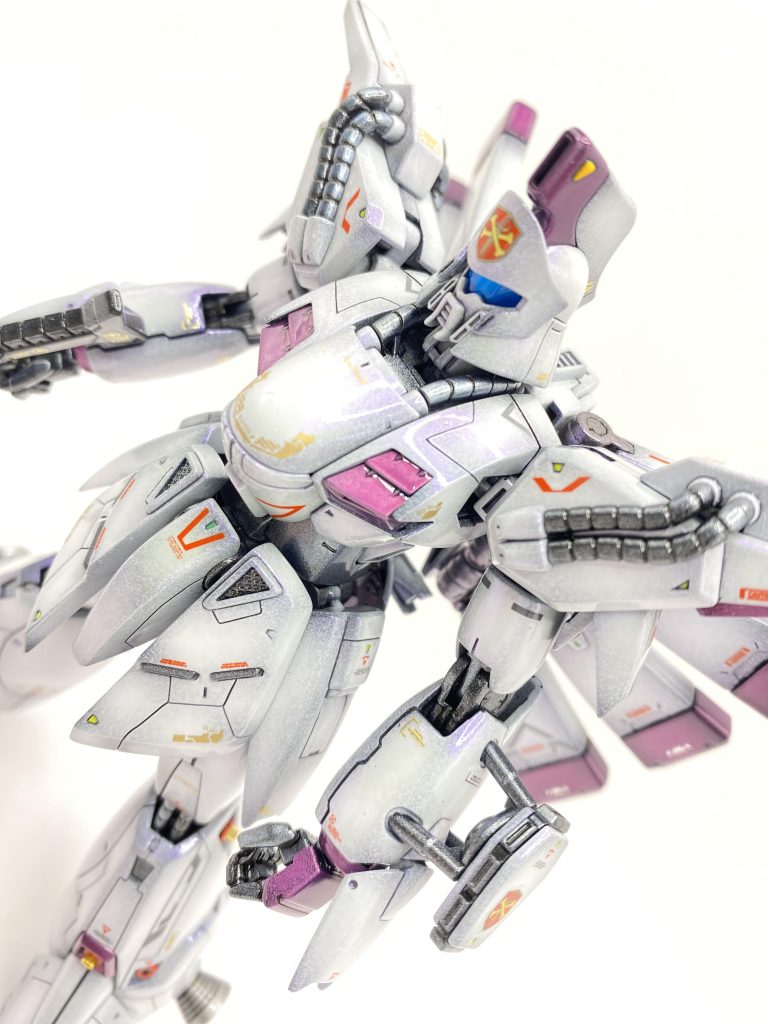 全色黒サフ下地。白い部分はホワイトにクリアパープルを少々入れグラデーション塗装後、クリスタルカラーのムーンストーンパープルで表情付後、デカール、トップコート。紫部は、シルバーでグラデーション後、調色したクリアパープルでキャンディに。ガンメタ部はアイスシルバーでグラデーションしてクリアートップ、グラデーションの密度でいろんな表情がでるので最近のお気に入りのやり方です^^