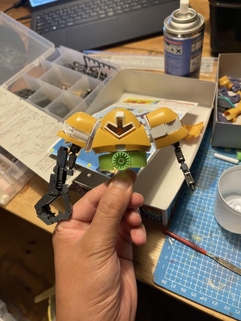 肩は好みで太くしました。腹部はペットボトルキャップと100均のシャボン玉の吹き口で自作しました。