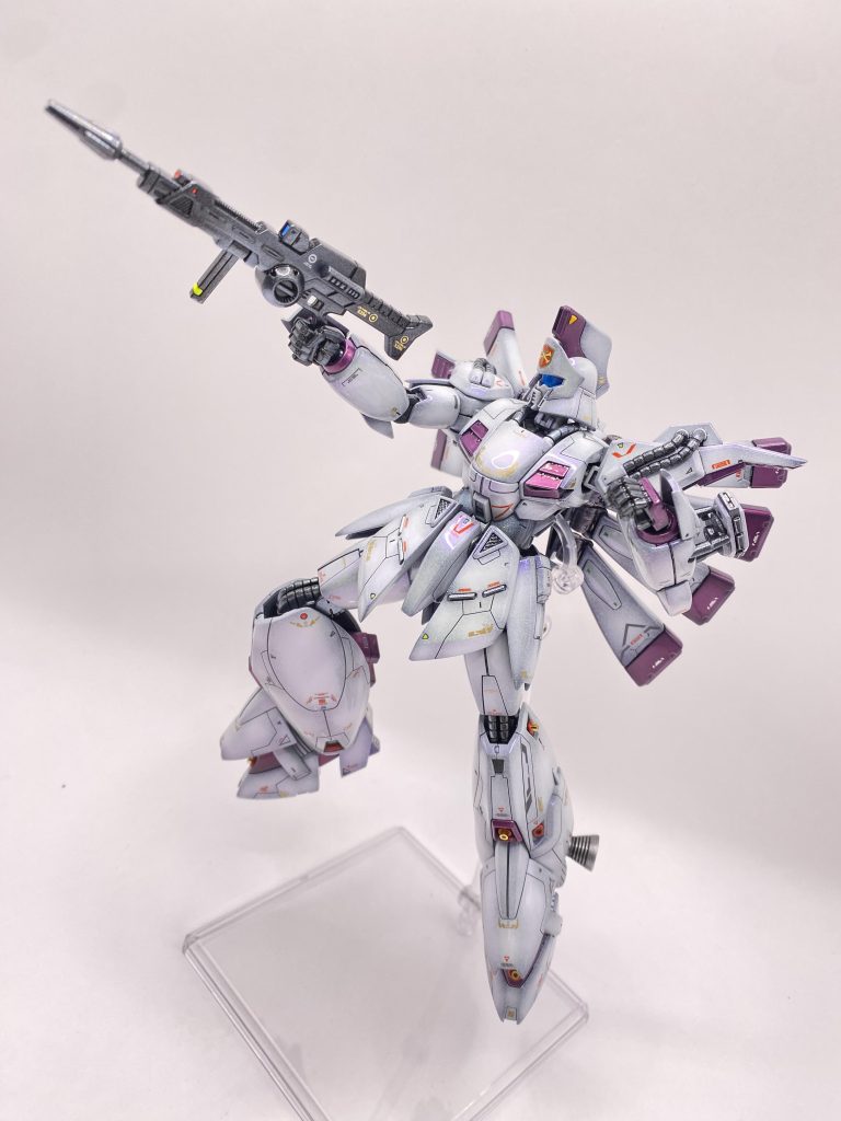 本体は、ほぼストレート組!!首が長く違和感があったので1ミリ程度詰めたのと、肩関節を胸張りができるように根元で削って調整しただけです。合わせ目消しも気になったところのみで、いつもの段落ち処置です。