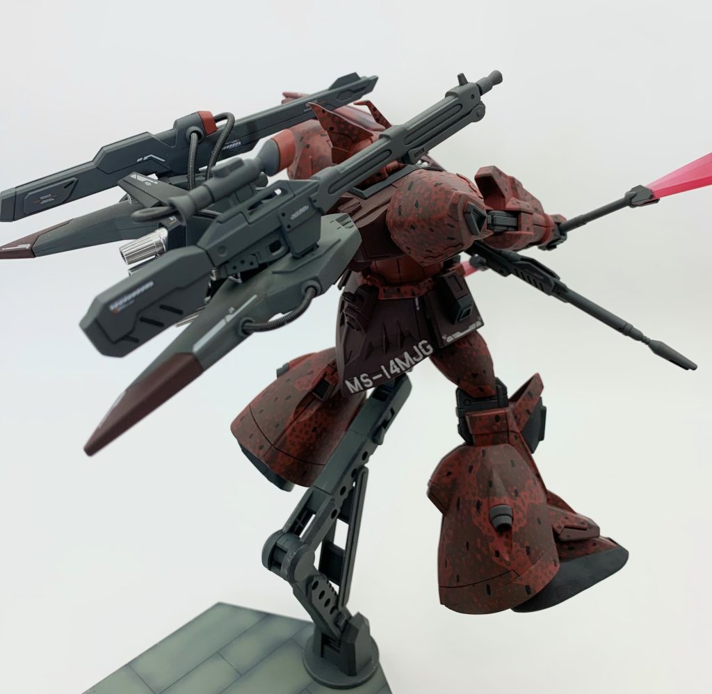 バックパック右側にあったスプレーミサイルを撤去し、かわりにゲルググイェーガーの大型ビーム・マシンガンをマウント！