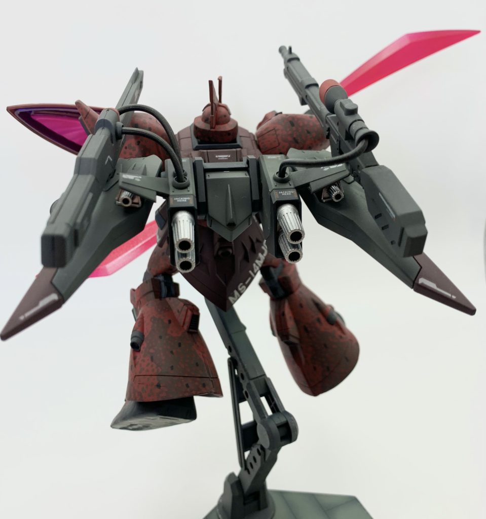 <製作内容>・パーツ全体を400番〜1000番の順でヤスリがけ・エポキシパテで胴体、脚部の延長、両足の大型化・ブレードアンテナ、トサカのシャープ化・各所にビス穴、スジボリ等で新規ディテールの追加・エアブラシ、面相筆を用いて迷彩塗装(まだら斑点迷彩、インクスポット迷彩)・スミ入れの後に水転写デカール(ガンダムデカール、ハイキューパーツのデカール等)を添付・スーパースムースクリヤーつや消しでトップコート・ナギナタ刃部、バーニアスラスター、センサー等はスーパークリアーⅢでトップコート