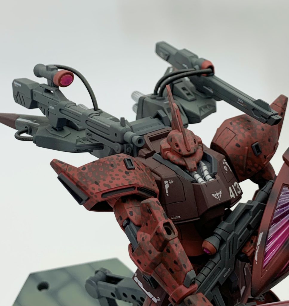 ＜塗装レシピ＞＊（）は塗料メーカー・本体等レッド部・・・サーフェイサーEVOブラック（ガイアカラー） → ディープレッド（フィニッシャーズ）・本体等ダークレッド部・・・サーフェイサーEVOブラック（ガイアカラー） → ディープレッド 95%（フィニッシャーズ）＋アルティメットブラック 5%（ガイアカラー）・本体等ブラウン部・・・エナメル塗料フラットブラウン（タミヤ）・本体等ブラック部・・・エナメル塗料フラットブラック（タミヤ）・関節、バックパック等ダークグレー部・・・メカサフスーパーヘヴィ（ガイアカラー） → ジャーマングレー（Mr.カラー）＆ 軍艦色2（Mr.カラー）＆ 軍艦色1（Mr.カラー）・スラスター等ダークグレー部・・・サーフェイサーEVOブラック（ガイアカラー） → 軍艦色2（Mr.カラー）・スラスター等シルバー部・・・サーフェイサーEVOブラック（ガイアカラー） → スーパークリアーⅢ（Mr.カラー）→ クロームシルバー(フィニッシャーズ) ＆ スターブライトシルバー（ガイアカラー）・モノアイ、センサー部・・・クロームシルバー（フィニッシャーズ） → 蛍光ピンク（ガイアカラー）・ビームナギナタ刃部・・・クリアーレッド（ガイアカラー）・ビームシールド部・・・クリアーレッド（ガイアカラー）＋ クリアーパープル（ガイアカラー）