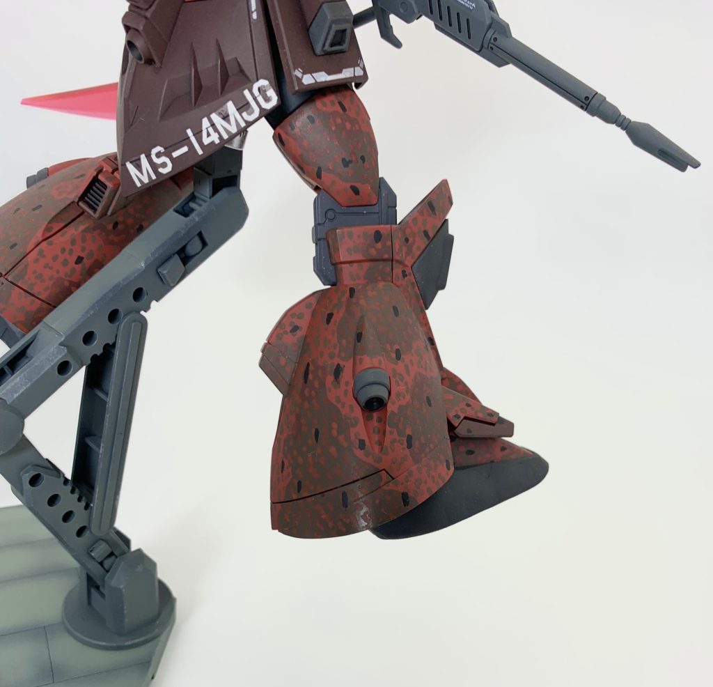 脚部のふくらはぎはエポキシパテで延長してゲルググの重厚な感じを表現！！